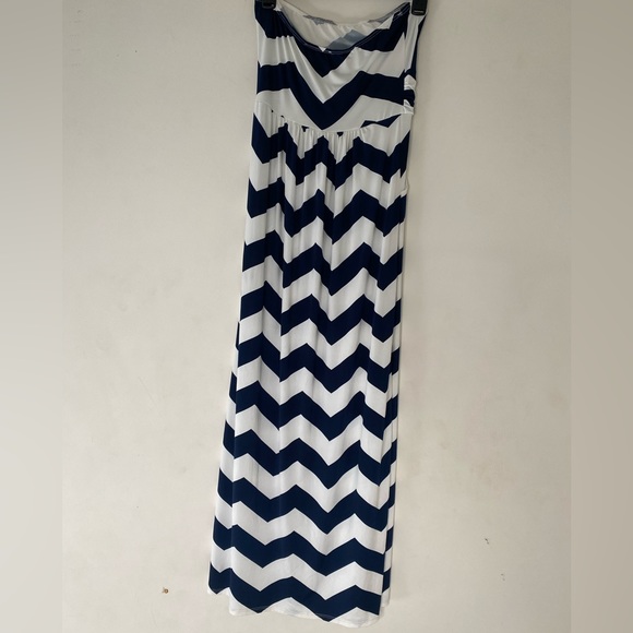 Fashionomics Strapless Maxi Dress with pockets - Picture 5 of 7